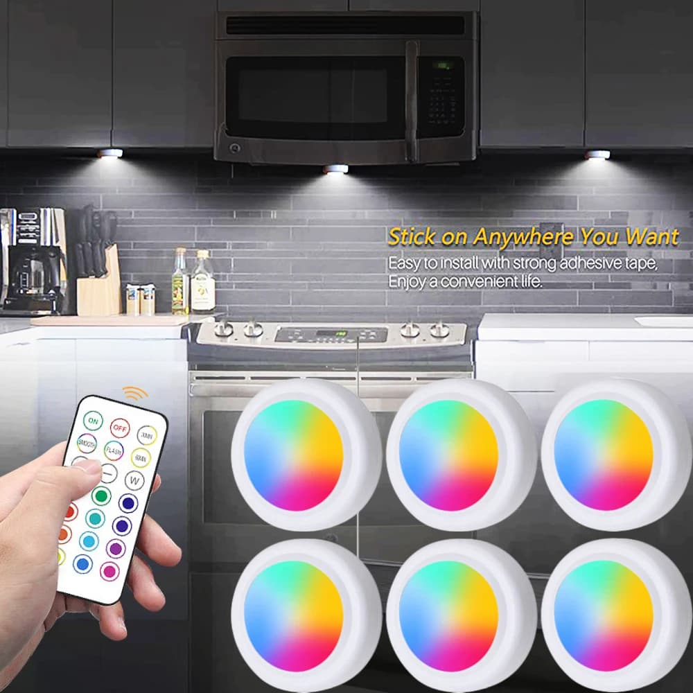 שש תאורות LED עגולות בצבעי RGB מודבקות מתחת לארון מטבח, עם שלט רחוק