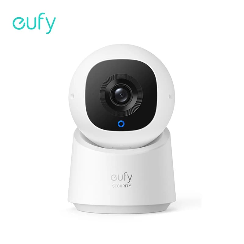 מצלמת אבטחה פנימית eufy Security C220 לבנה עם עדשה שחורה וסיבוב 360 מעלות