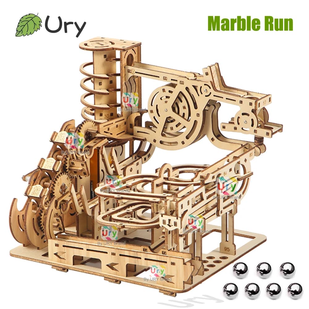 ערכת הרכבה מעץ Ury של מסלול גולות וקטפולטה, עם 7 כדורי מתכת מוצגים מול המבנה