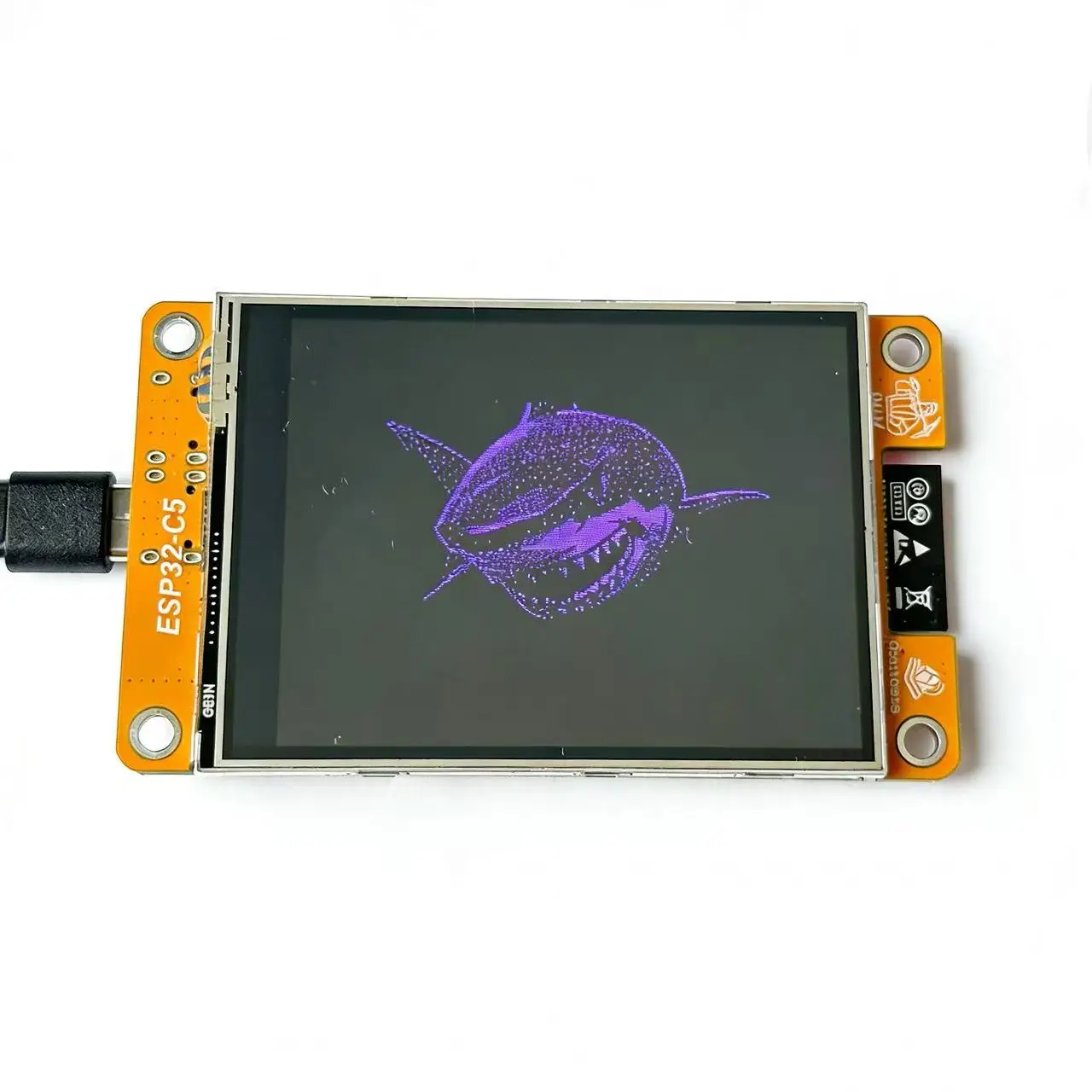 מודול ESP32-C5 כתום עם מסך מגע 2.8 אינץ' מציג גרפיקה סגולה של כריש