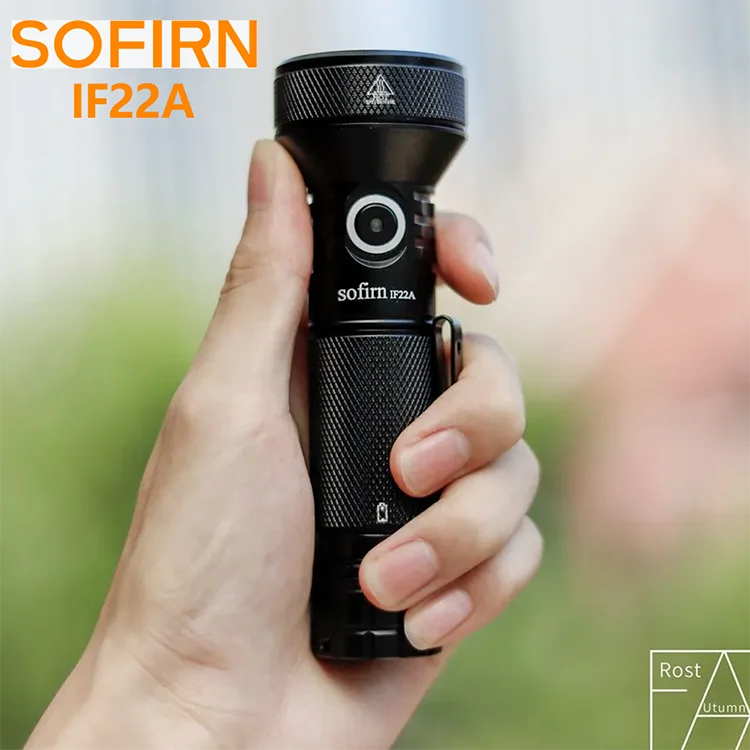 פנס Sofirn IF22A בתוך יד אוחזת