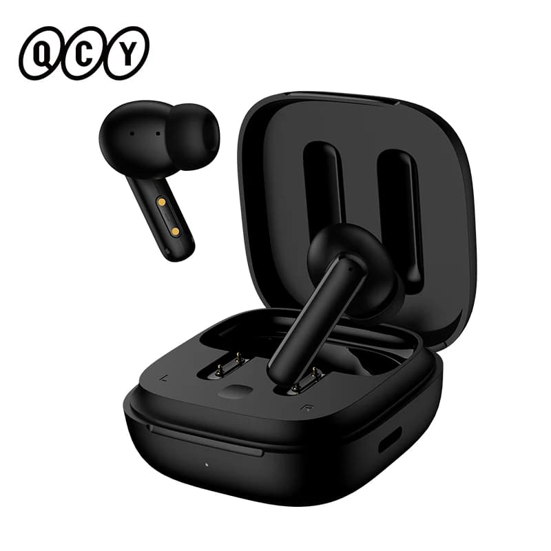 אוזניות QCY T13 ANC שחורות עם מארז טעינה פתוח ולוגו QCY