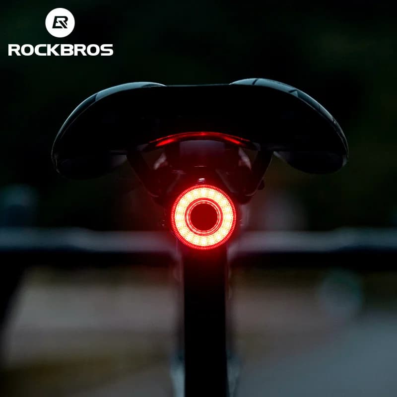 פנס אחורי ROCKBROS עגול ואדום מותקן מתחת לאוכף אופניים בחושך