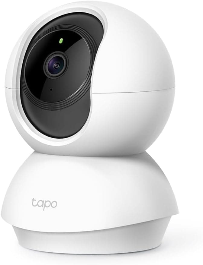 מצלמת Wi-Fi לבנה TP-Link Tapo C200 עם עדשה שחורה ובסיס מסתובב