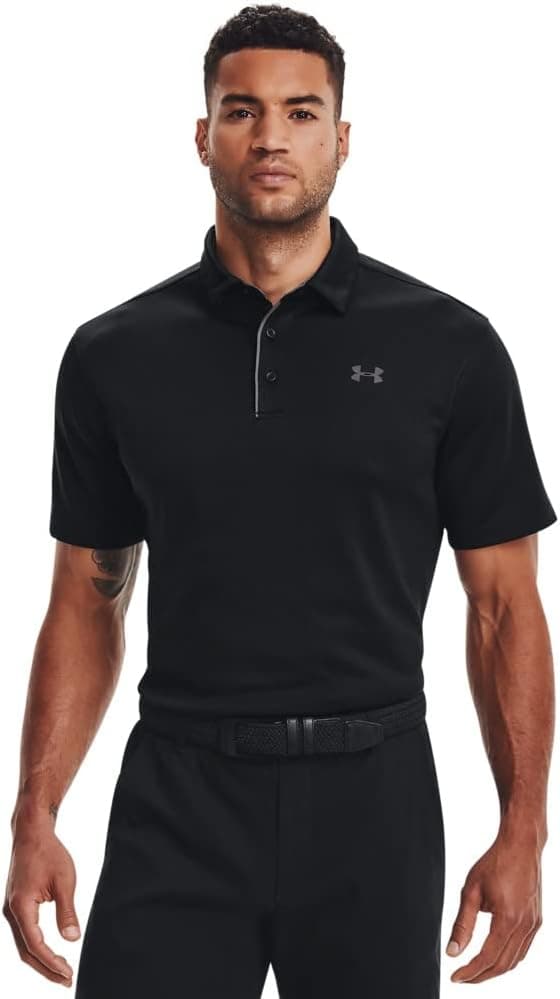 גבר בפולו שחור של Under Armour עם לוגו UA קטן בחזה