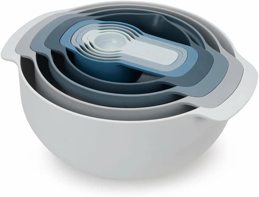 סט Joseph Joseph Nest 9 Plus נערם: קערות אפורות-כחולות, מסננת וכוסות מדידה