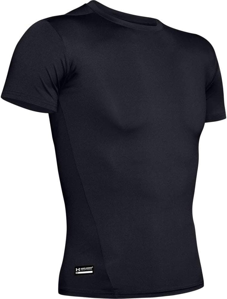 חולצת דחיסה שחורה קצרה של Under Armour HeatGear על רקע לבן